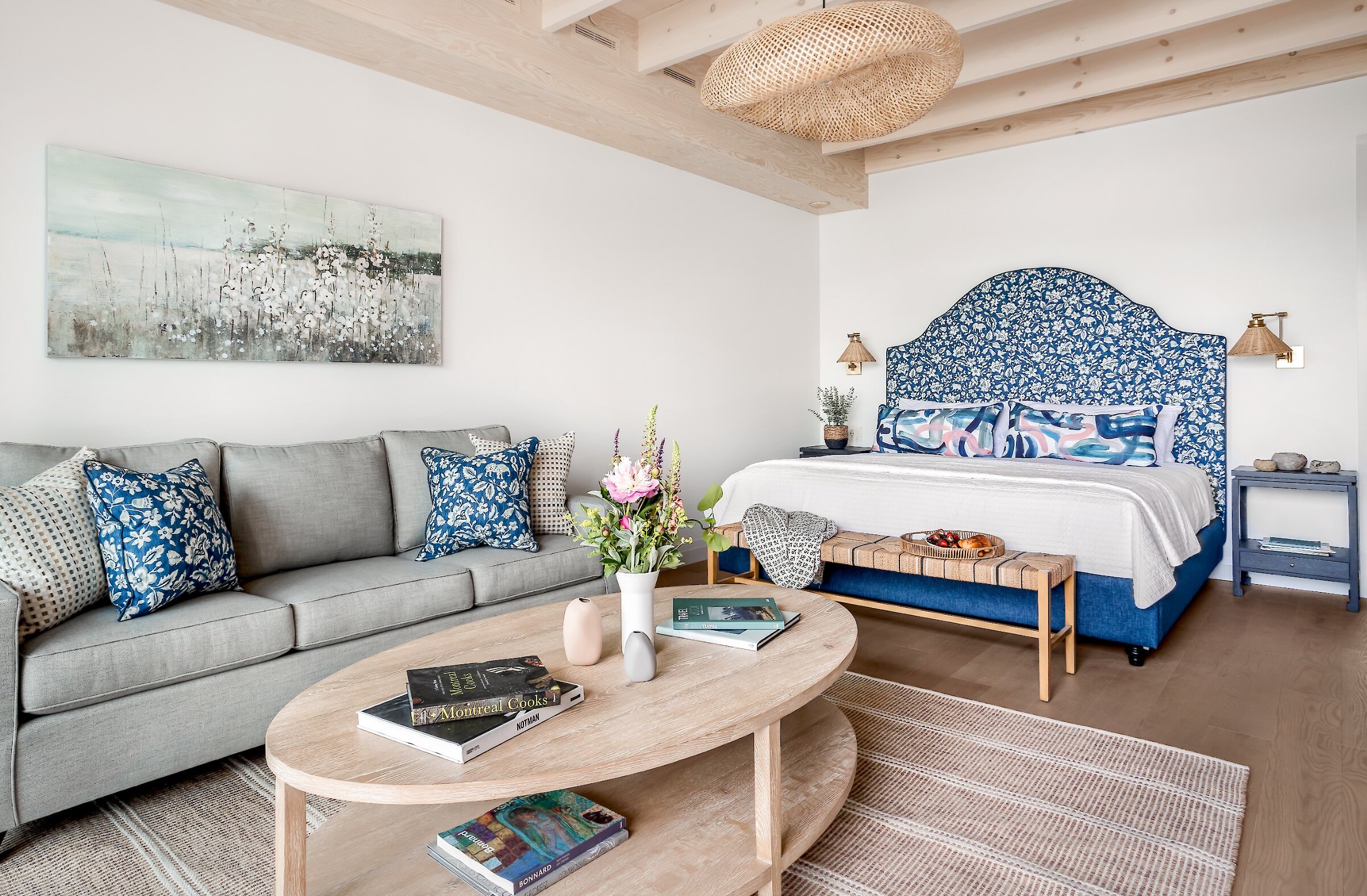 Salon au décor contemporain avec un lit, une table et un canapé