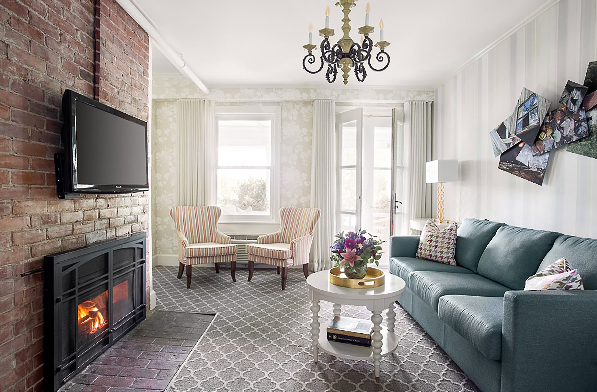 Espace chaleureux avec un foyer, un canapé, des chaises et un chandelier.