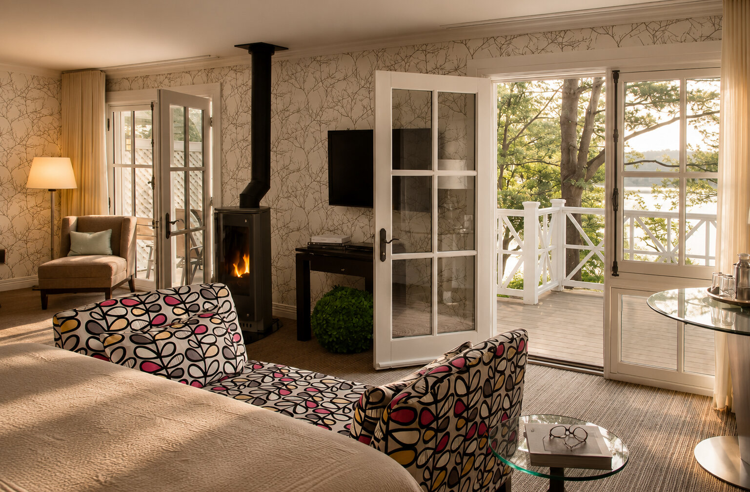 La suite avec une porte-fenêtre ouverte sur le balcon