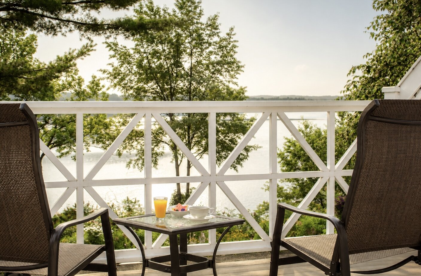 Terrasse privée avec coin détente surplombant le lac Massawippi, idéale pour savourer un café matinal ou un apéritif en fin de journée.