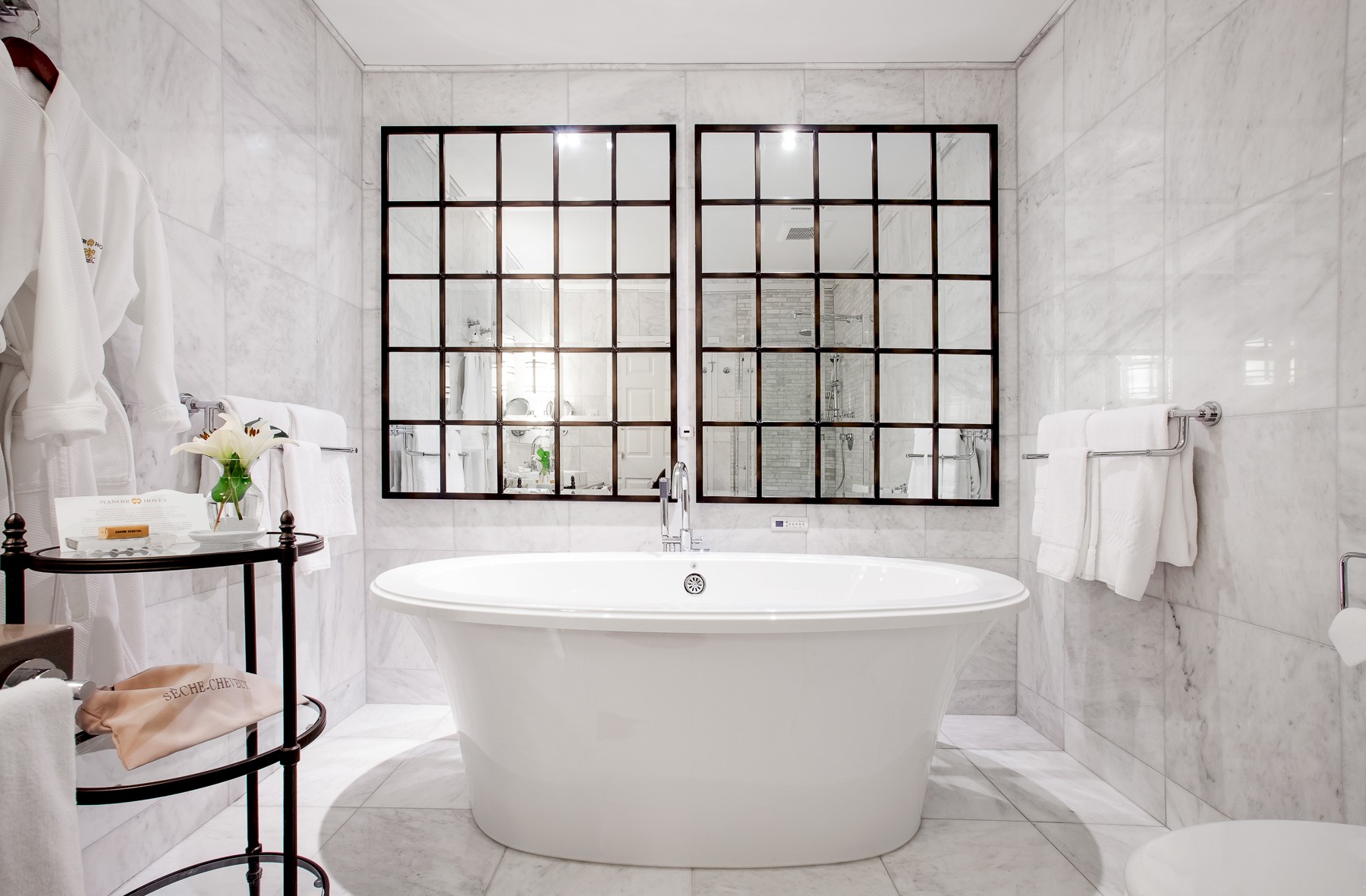 Baignoire au centre d'une salle de bain en marbre