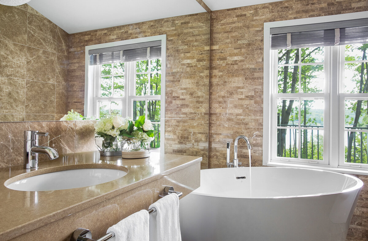 Salle de bain luxueuse avec vue sur le lac.