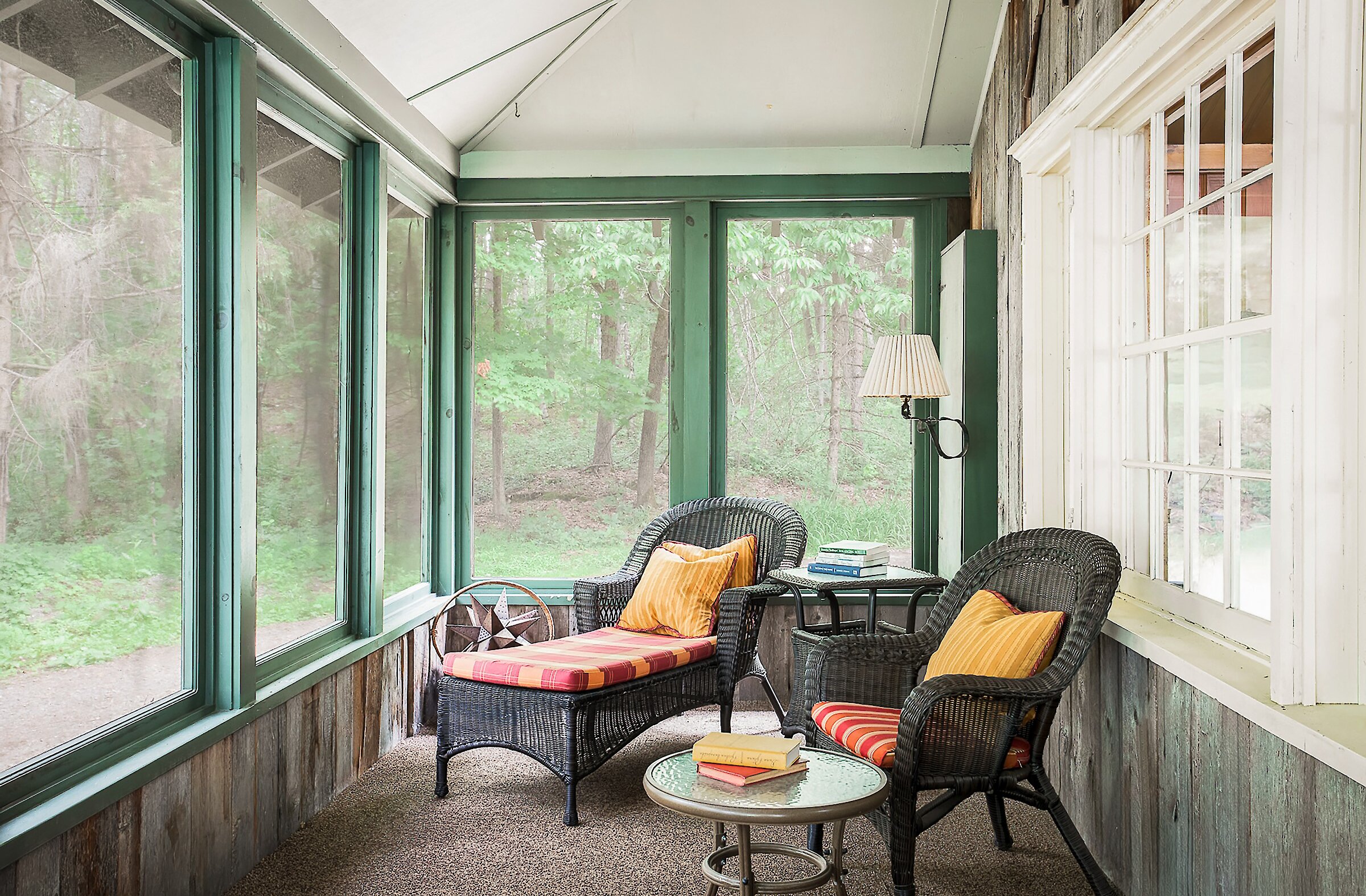 Patio dans la forêt avec deux chaises et une petite table