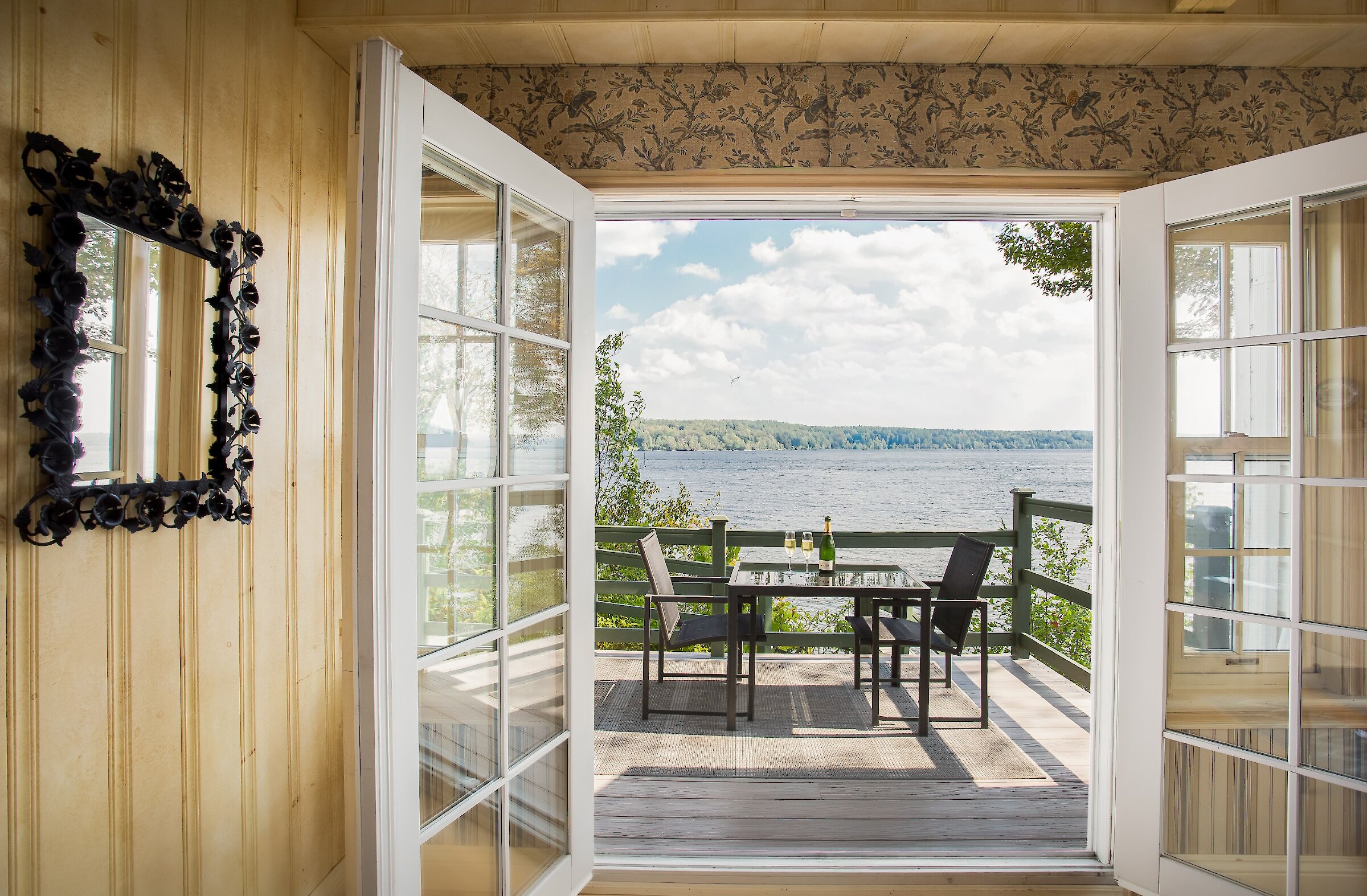 Vue sur le lac depuis un balcon privé.