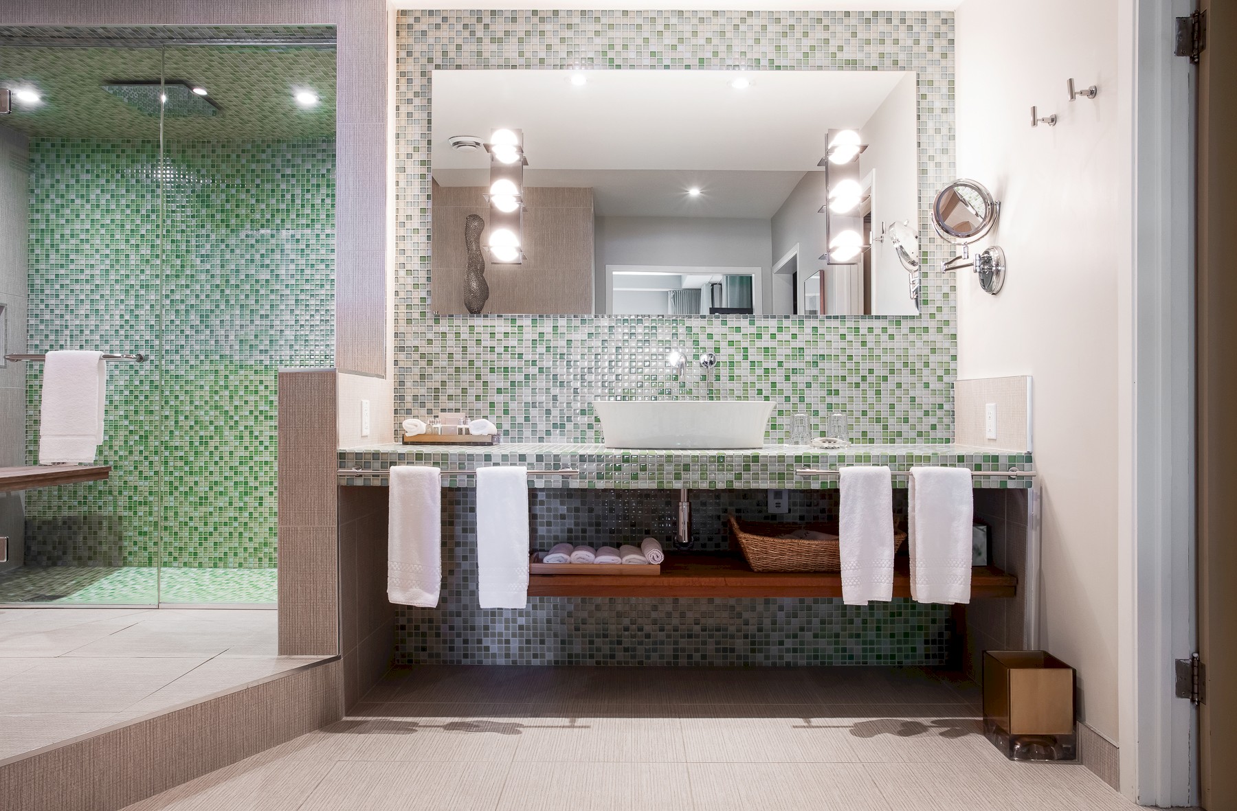 Salle de bain luxueuse avec un grand miroir