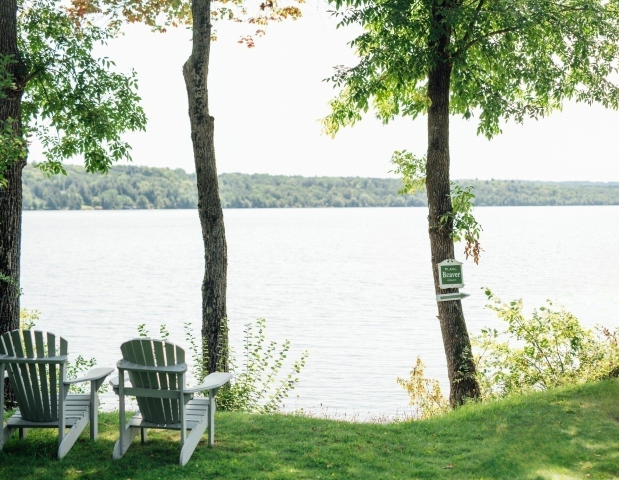 Deux chaises au bord du lac