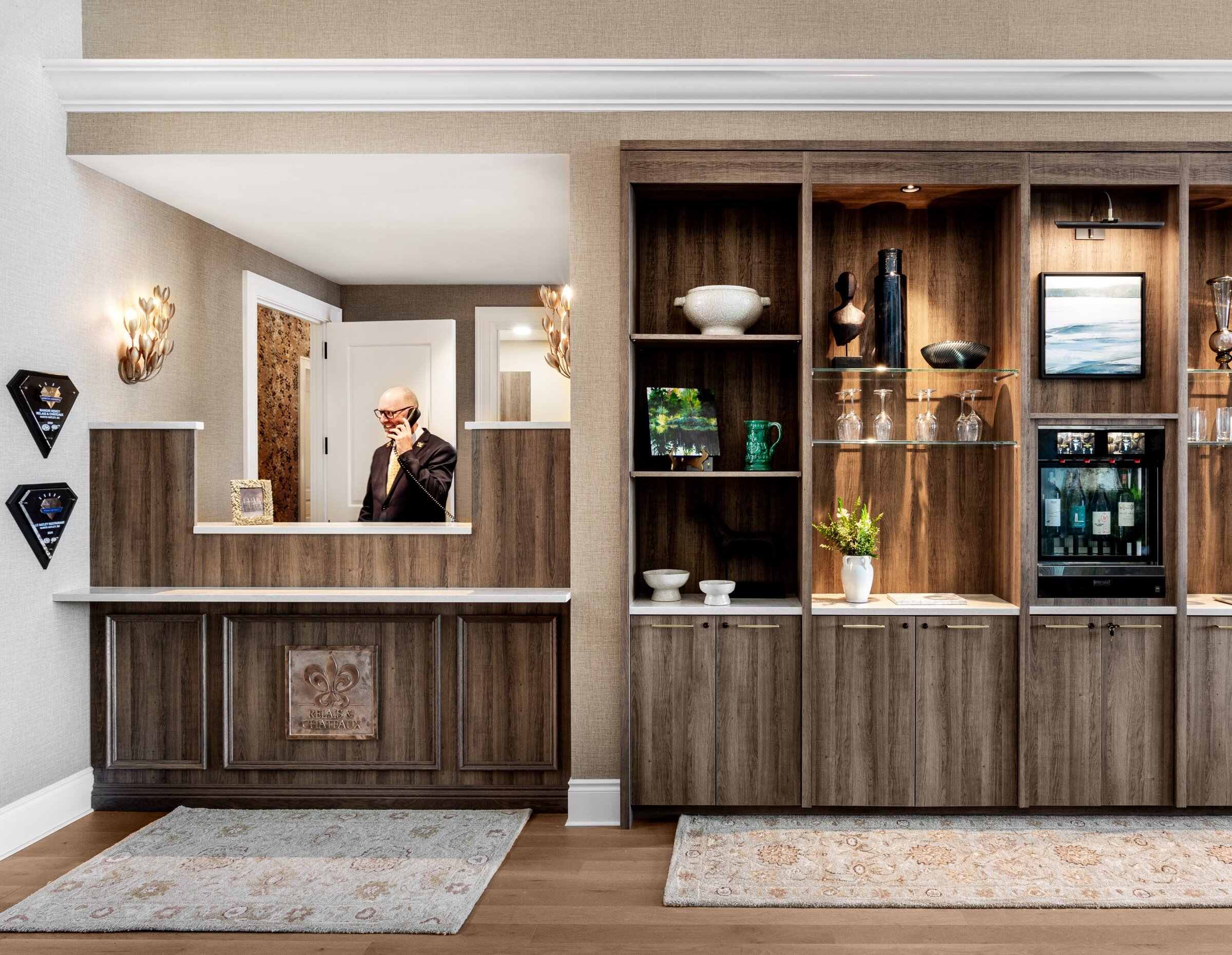 Un employé qui travaille à la réception