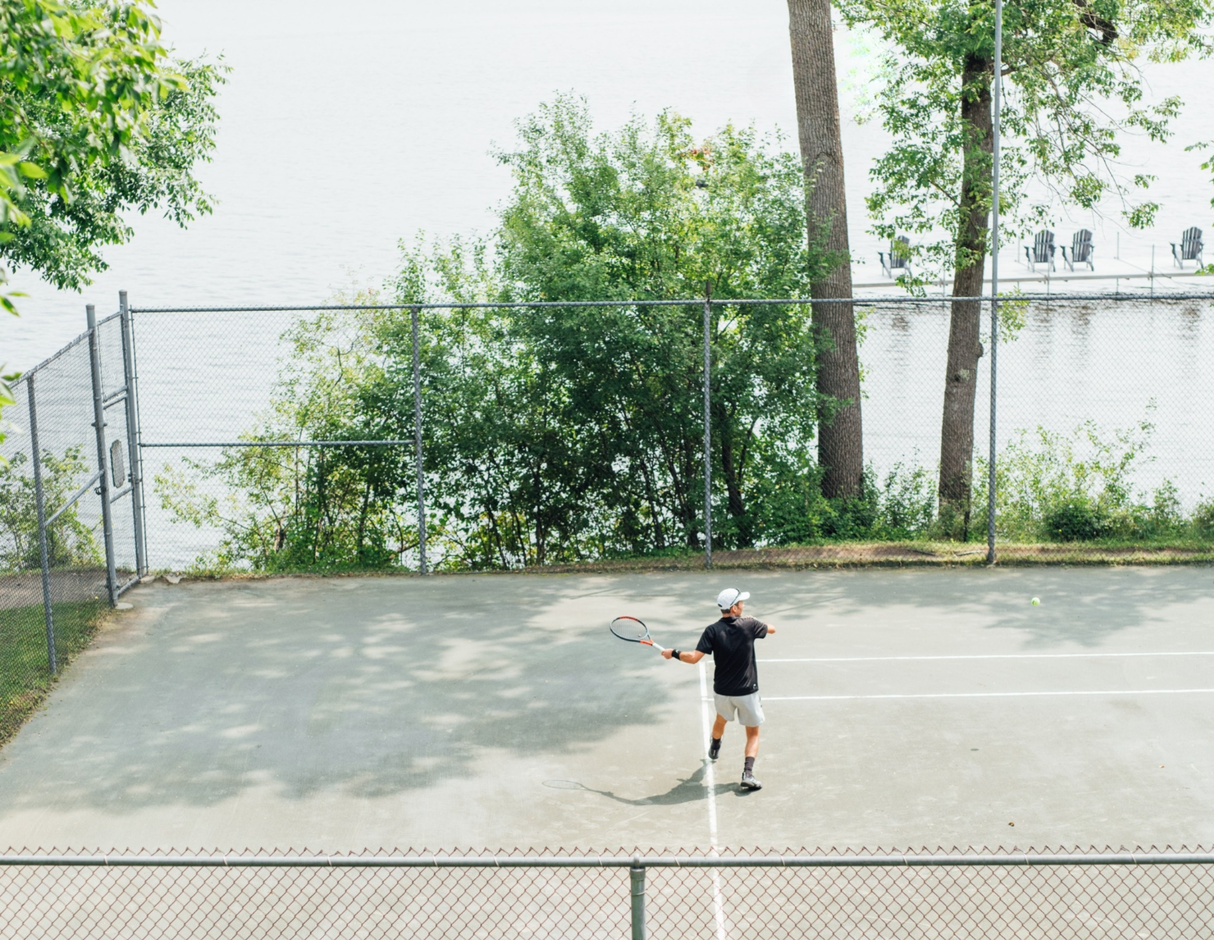 Terrain de tennis au bord du lac