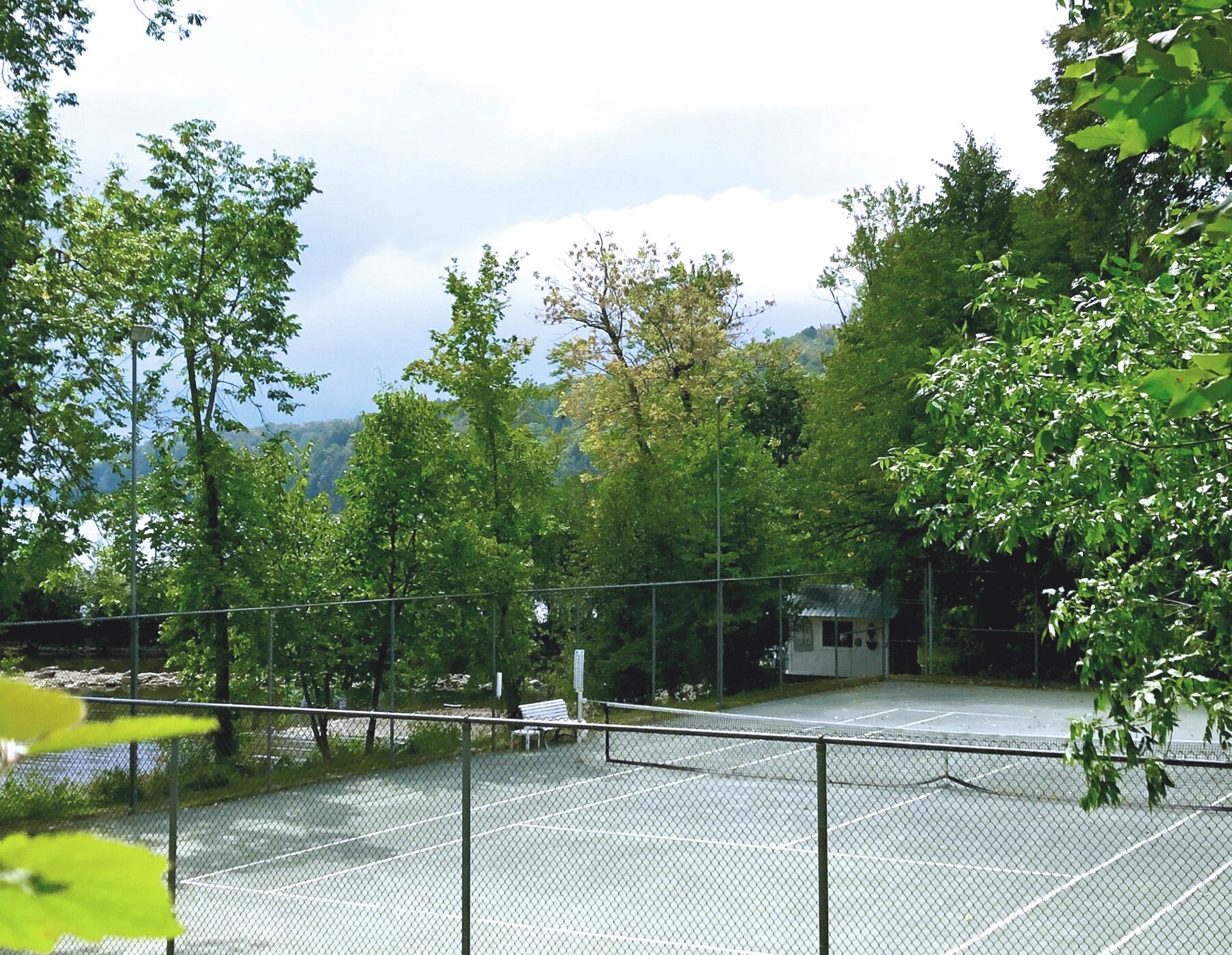 Terrain de tennis au bord du lac
