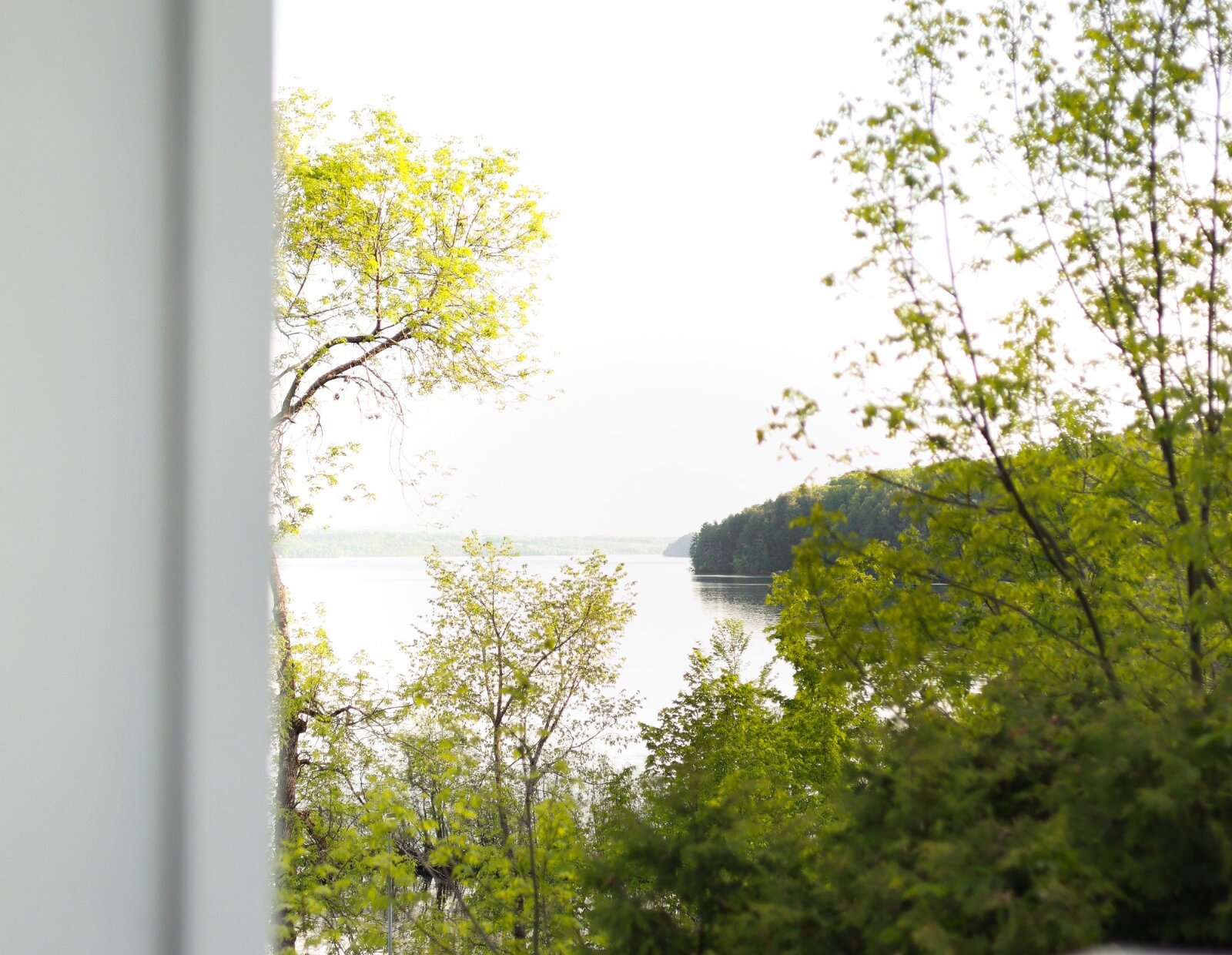 Vue du lac depuis un balcon