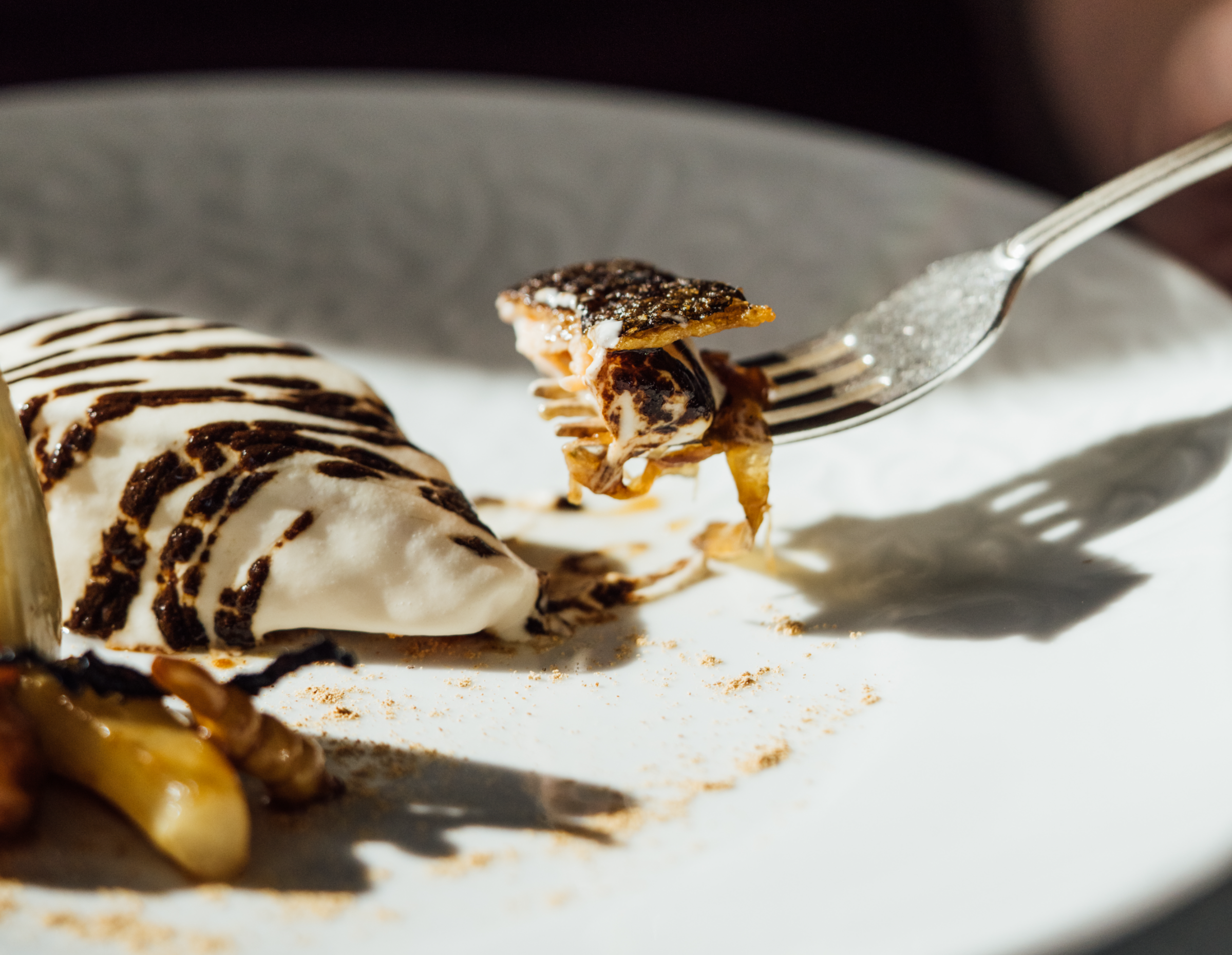 Une assiette avec du poisson et des épices