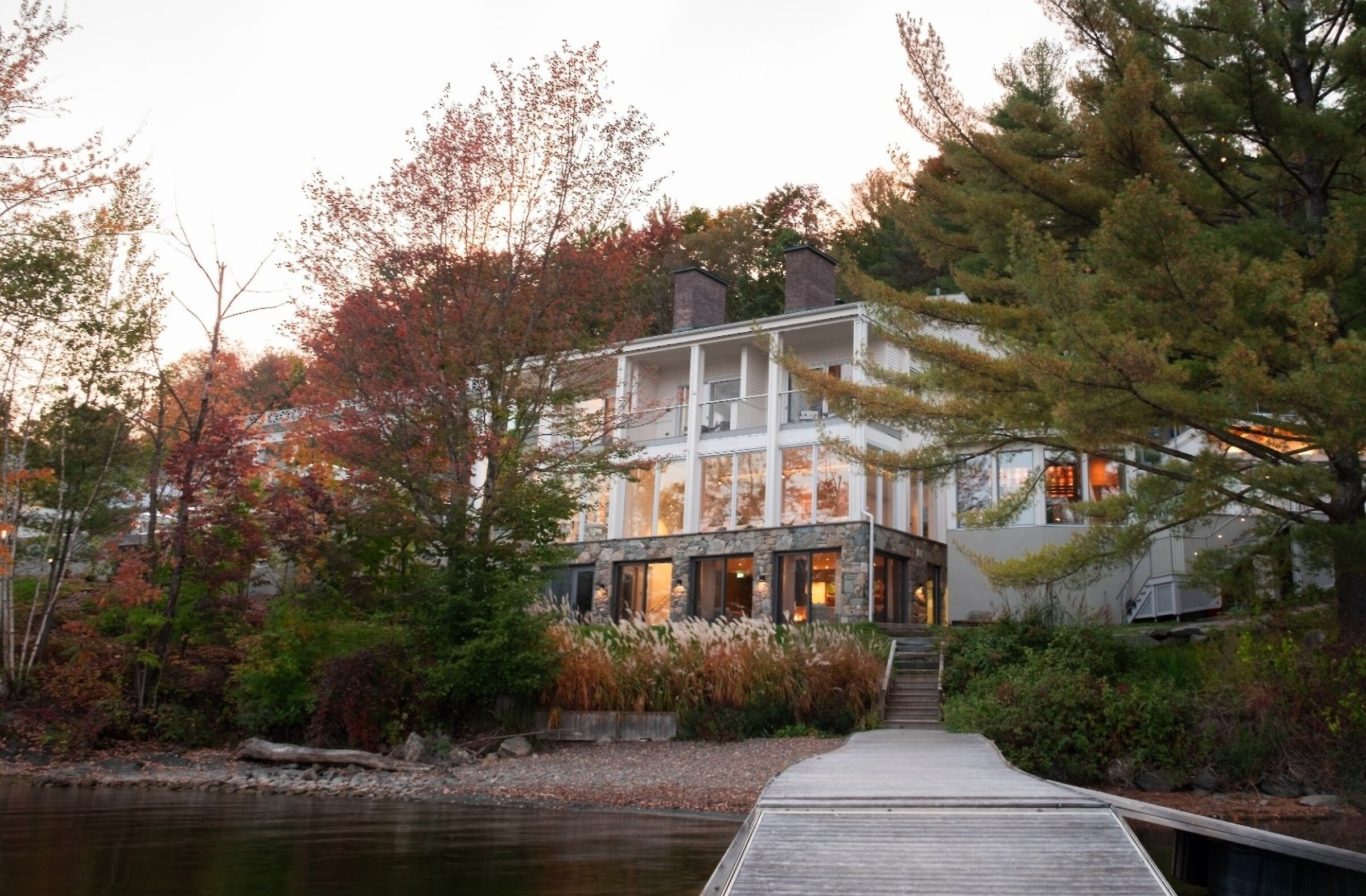 Un bâtiment au coucher du soleil au bord du lac