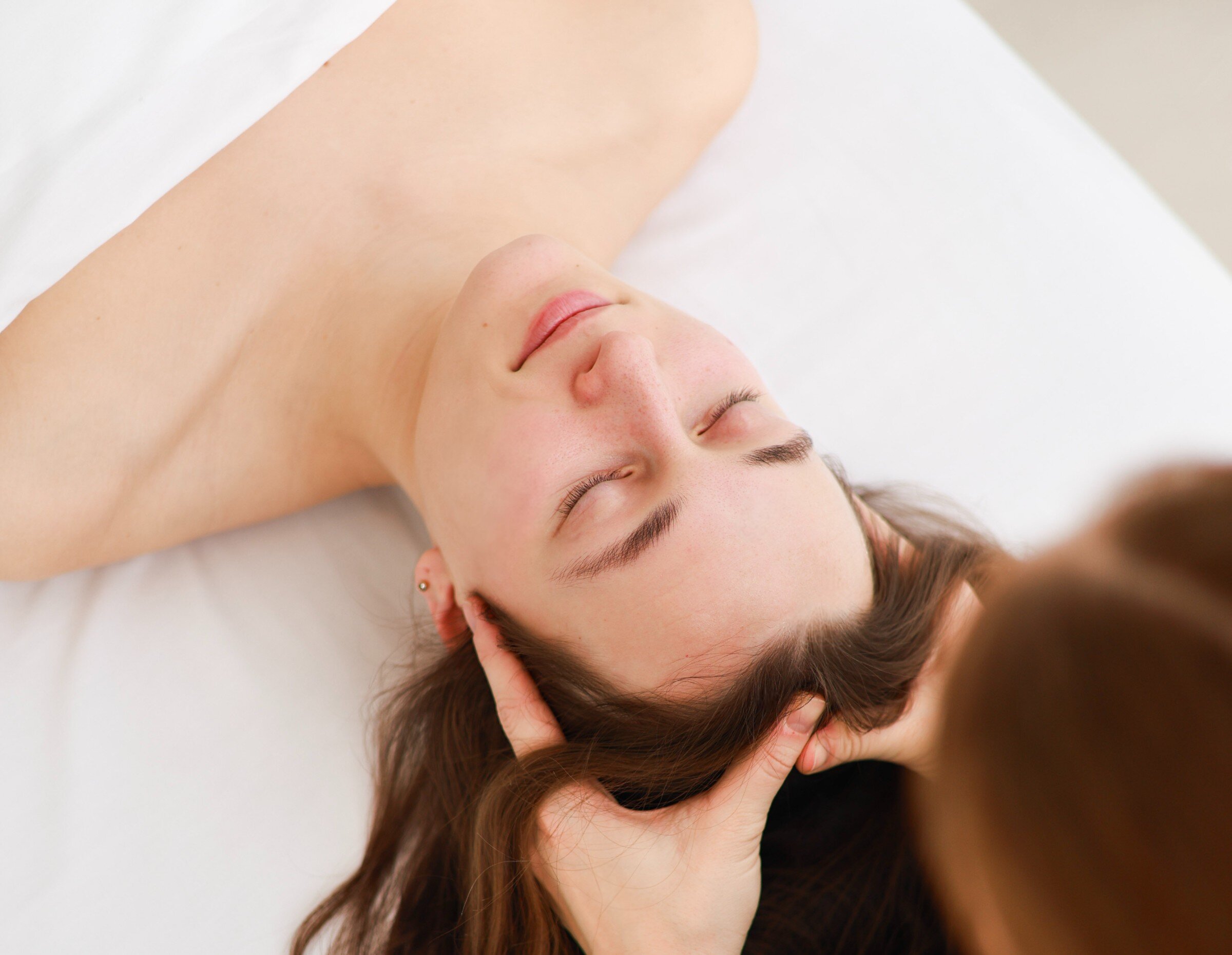 Une femme reçoit un soin du visage au spa