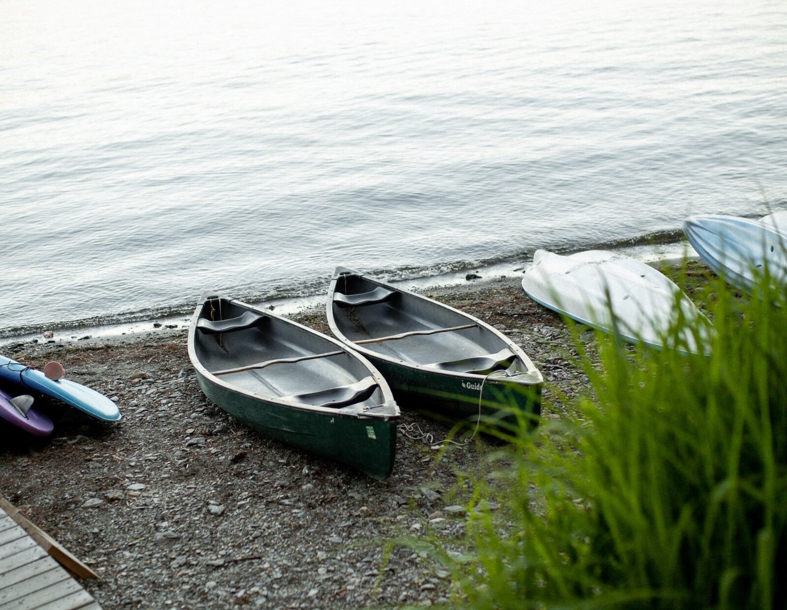 Deux canoës au bord du lac