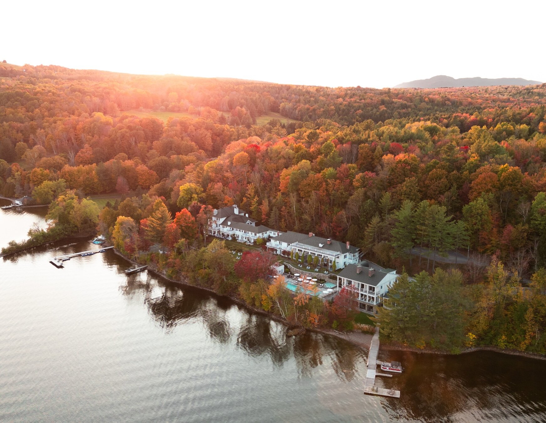 Vue aérienne de la propriété au bord du lac