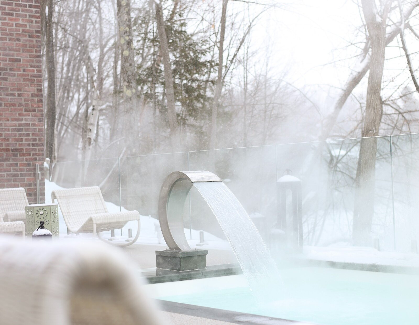 Une fontaine dans un bain d'eau chaude au spa.