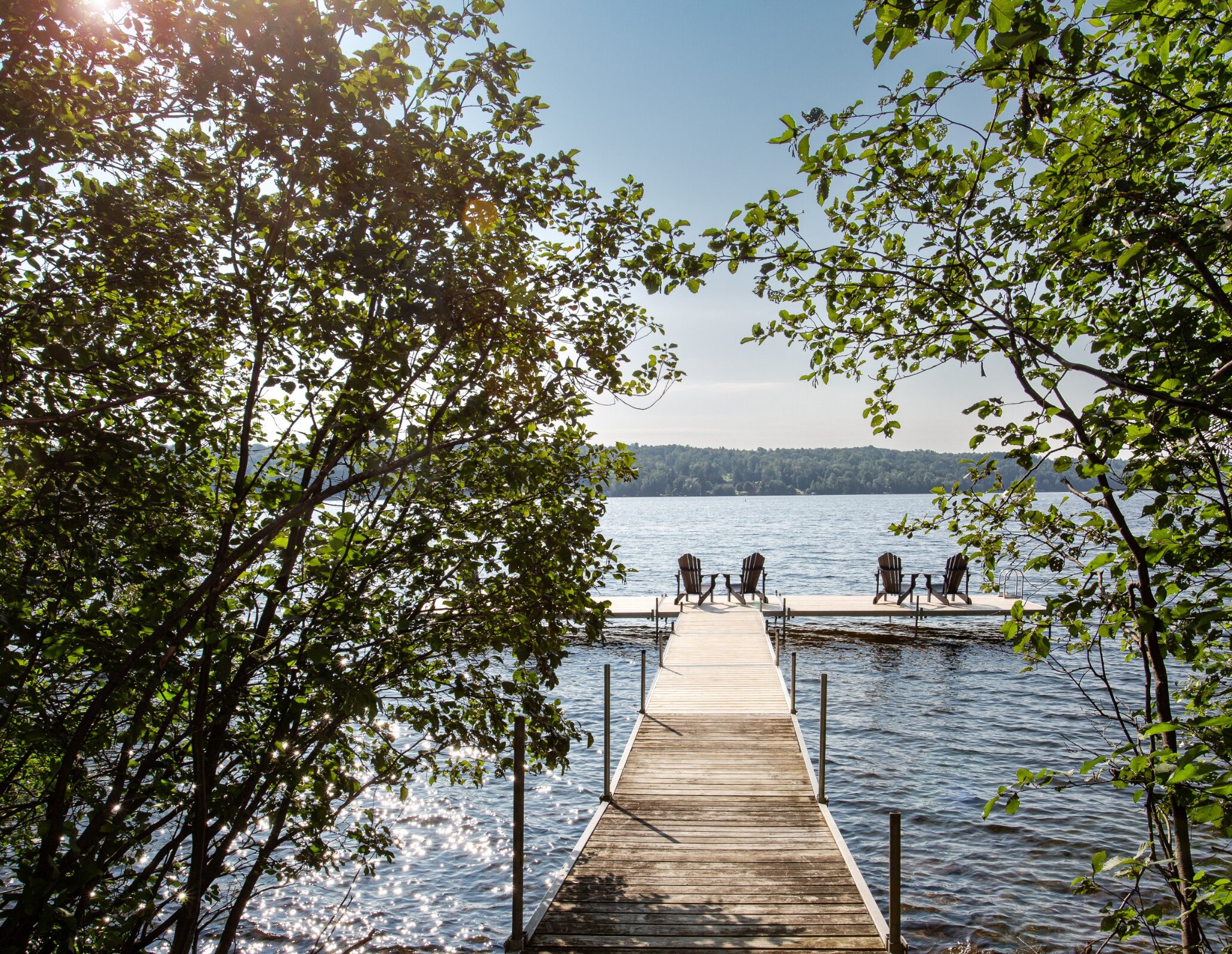 Un quai au bord du lac.