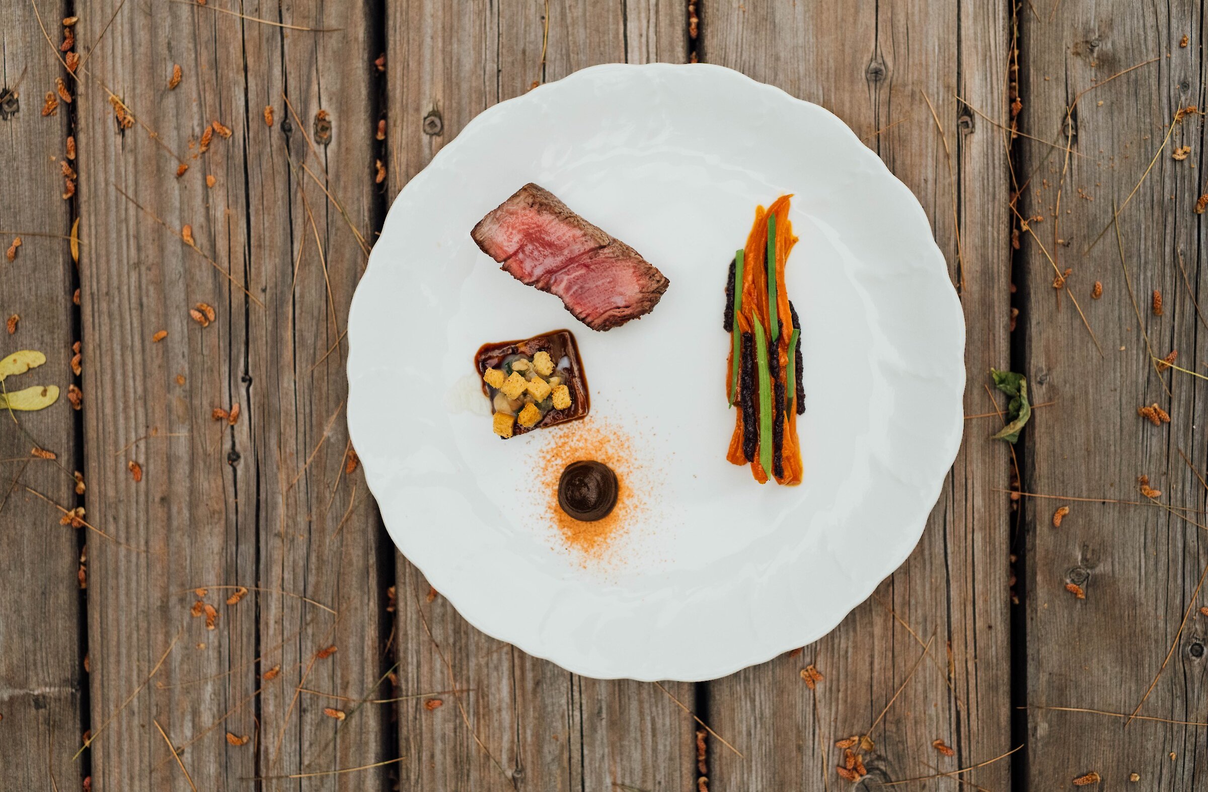 Une assiette posée sur du bois