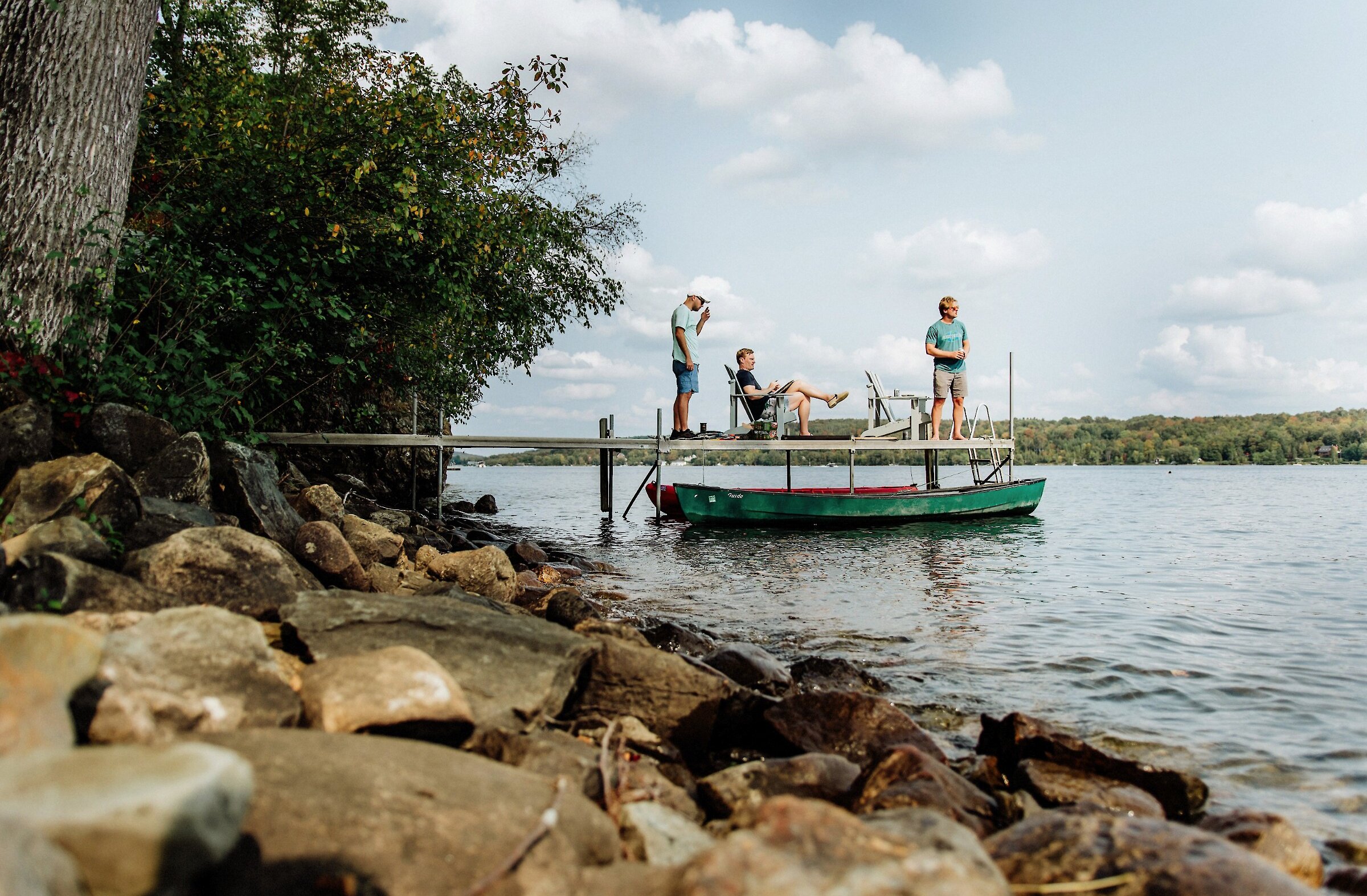 Des personnes sur le quai au bord du lac