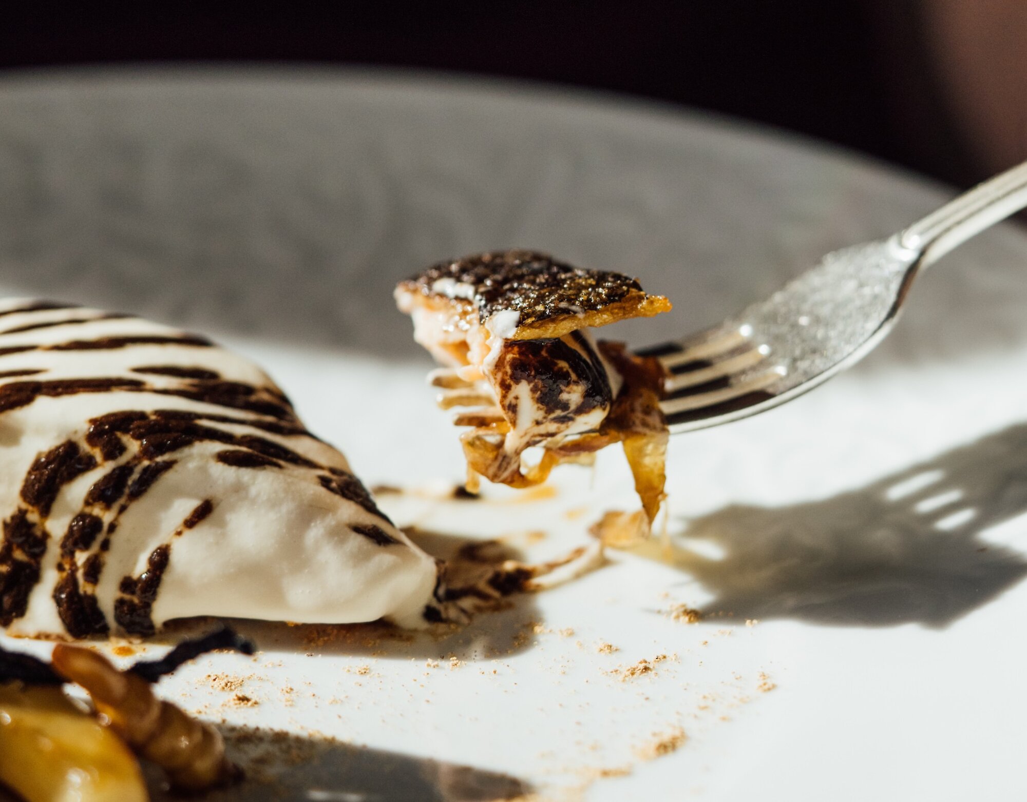 Un morceau de poisson sur une assiette