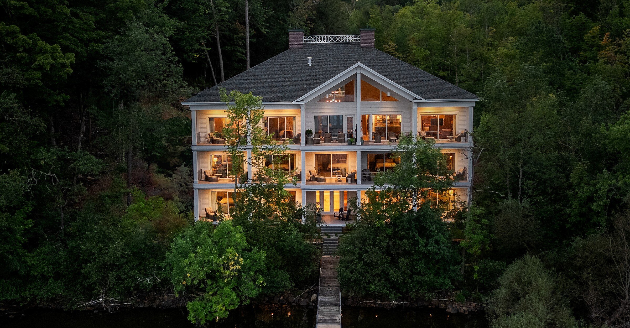L'entrée d'un hôtel au bord du lac