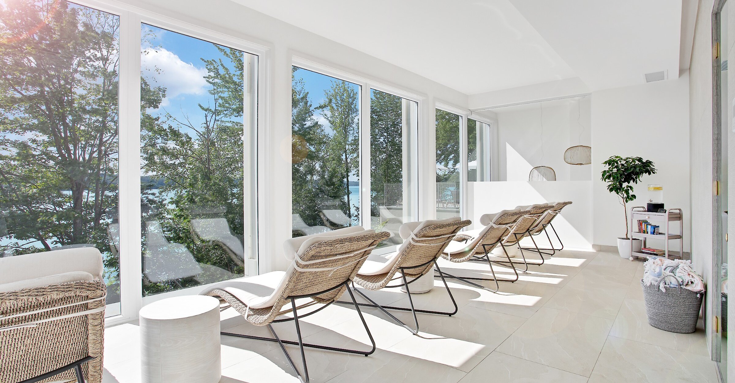 Une salle de détente avec de grandes fenêtres et une vue sur le lac