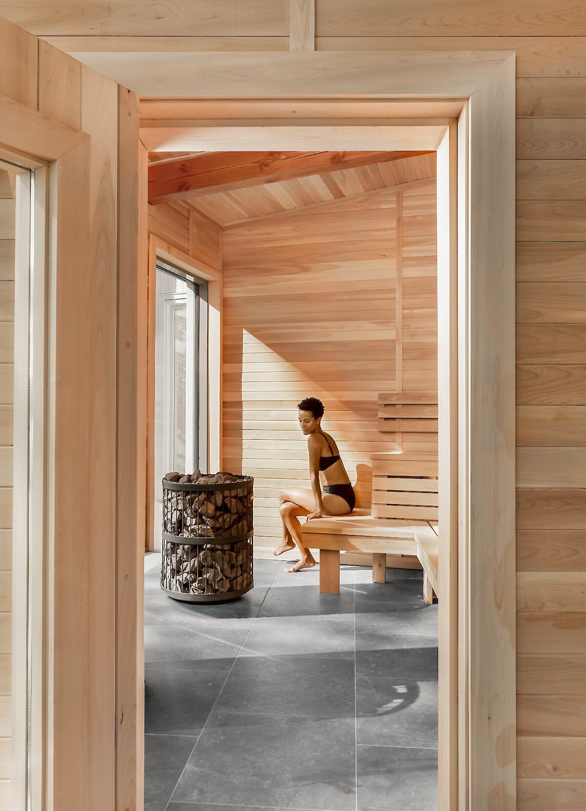 Une femme se repose dans un sauna