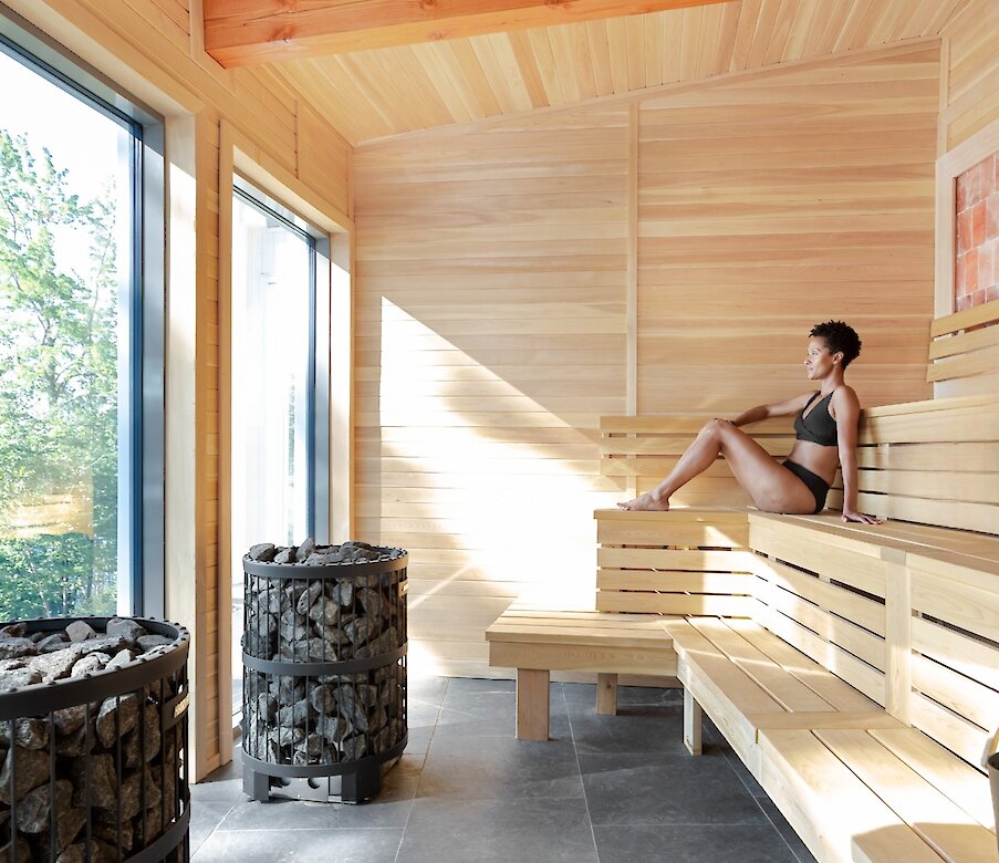 Une femme dans le sauna