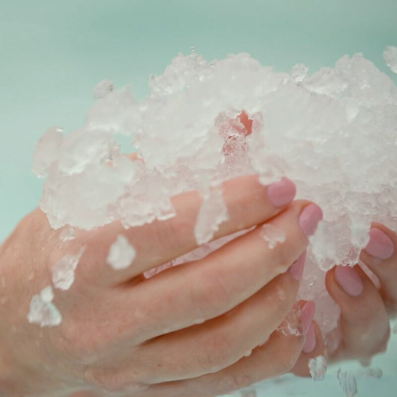 Deux mains qui tiennent de la glace.