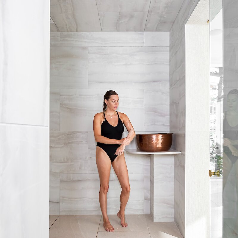 Une femme qui prend une douche au spa