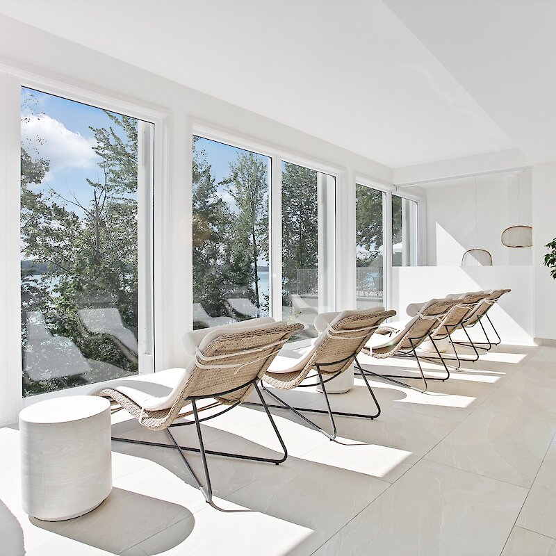 Une salle de repos avec vue sur la nature