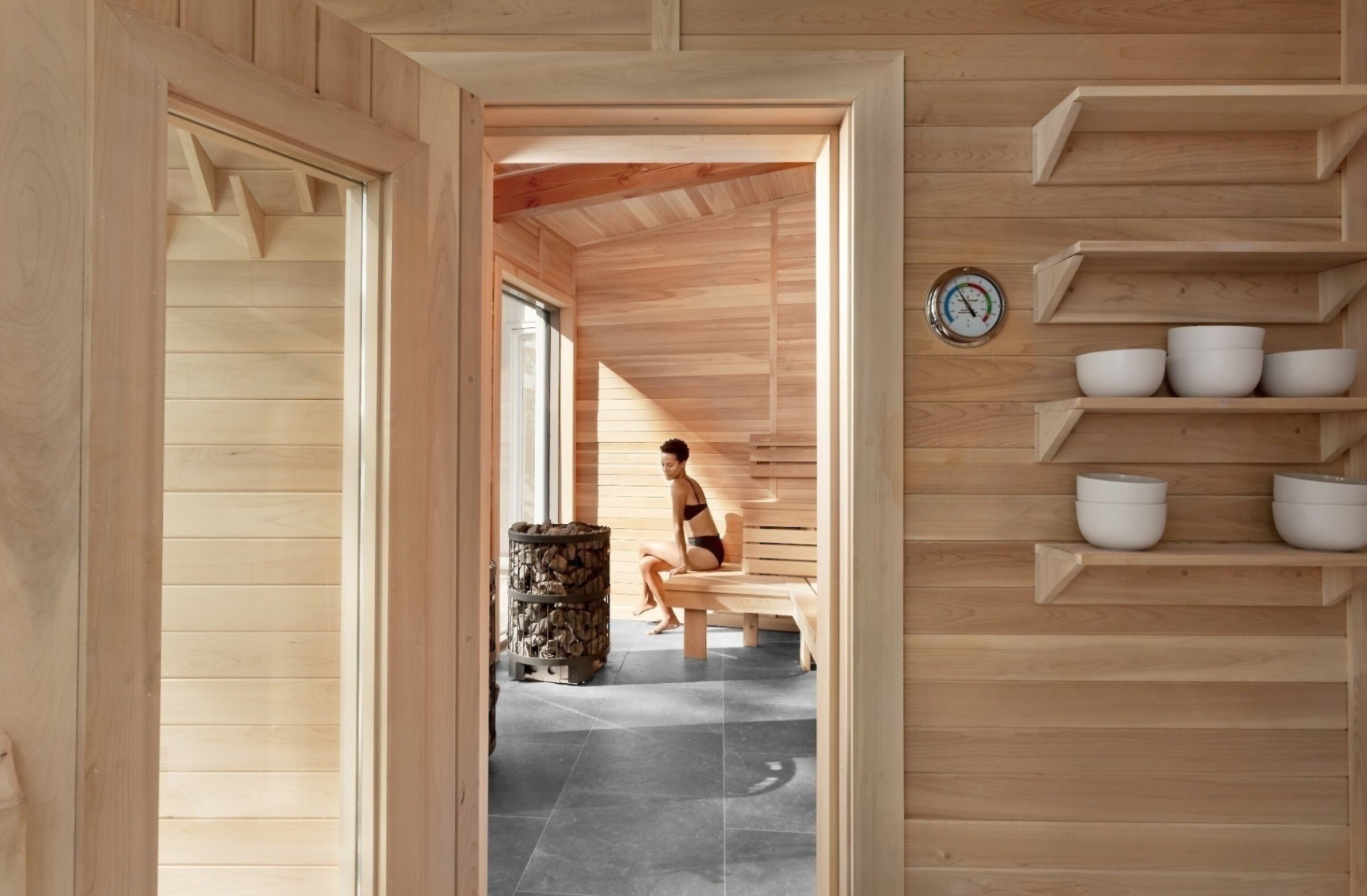 Une femme se repose dans le sauna