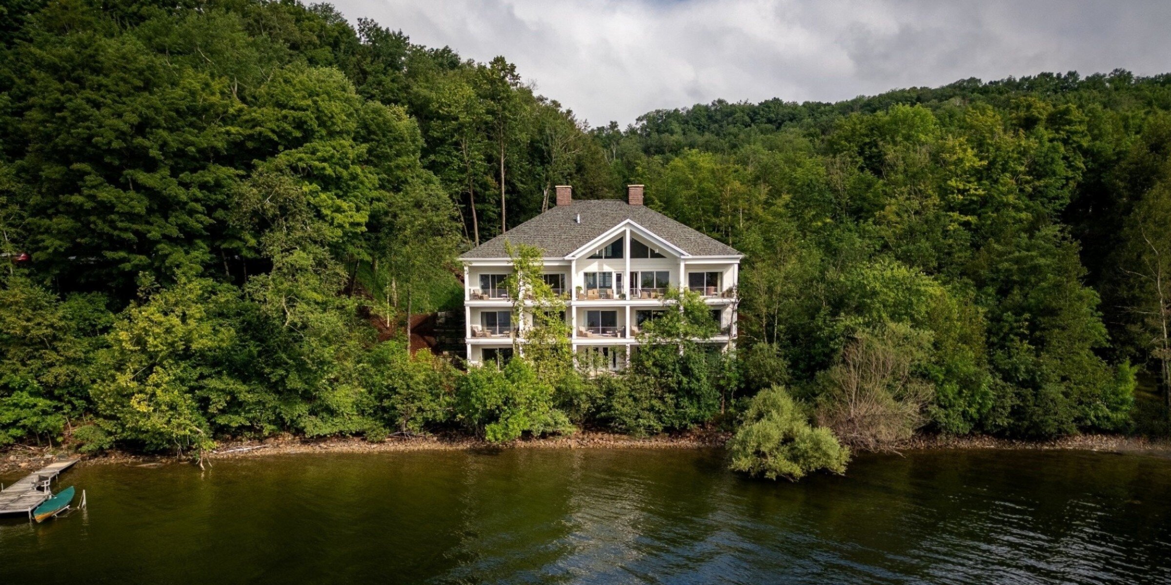 Vue aérienne du pavillon au bord du lac