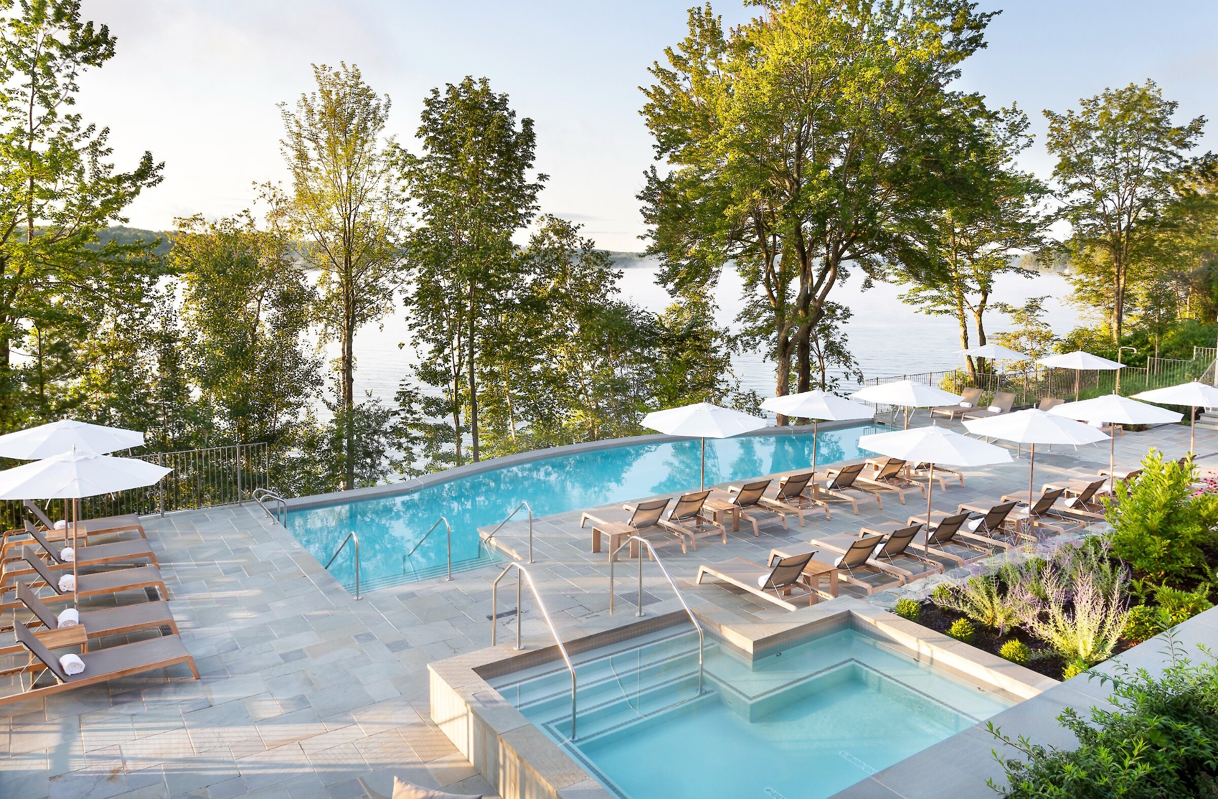 Piscine extérieure et bain à remous avec vue sur le lac Massawippi.