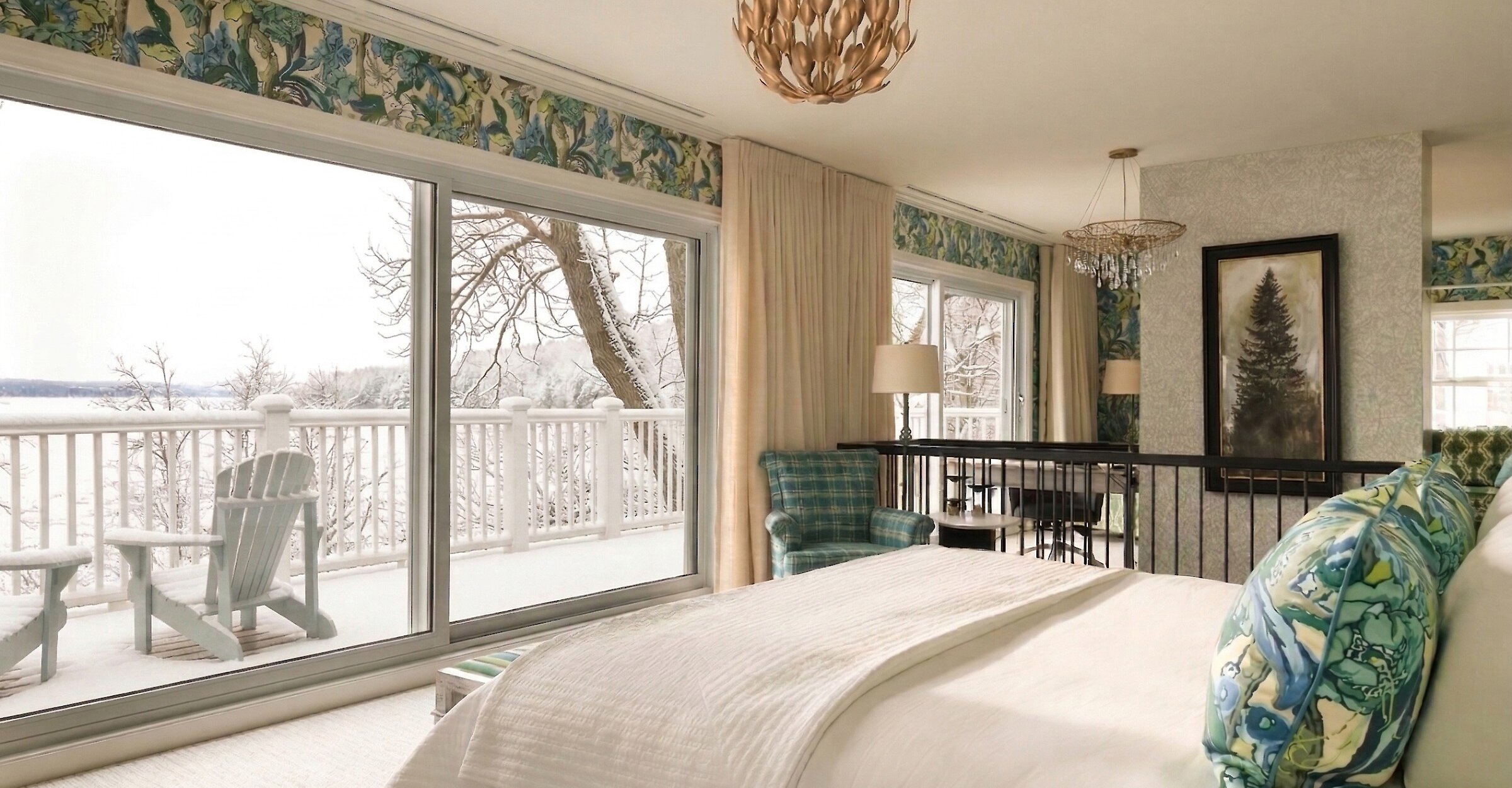 Suite lumineuse avec lit king, baies vitrées pleine hauteur, balcon privé et vue sur le lac Massawippi. Espace élégant combinant textures naturelles, mobilier raffiné et lumière abondante.