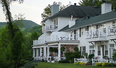 Domaine historique au bord du lac, niché au cœur des jardins et des collines des Cantons-de-l’Est.