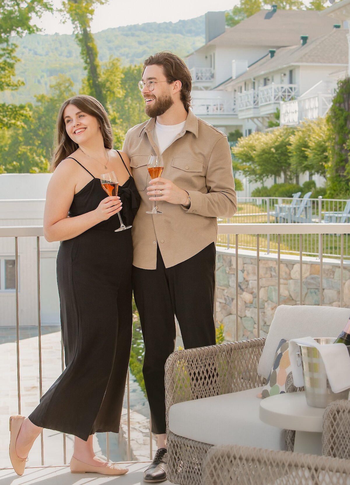 Un couple qui boit du champage sur un balcon.