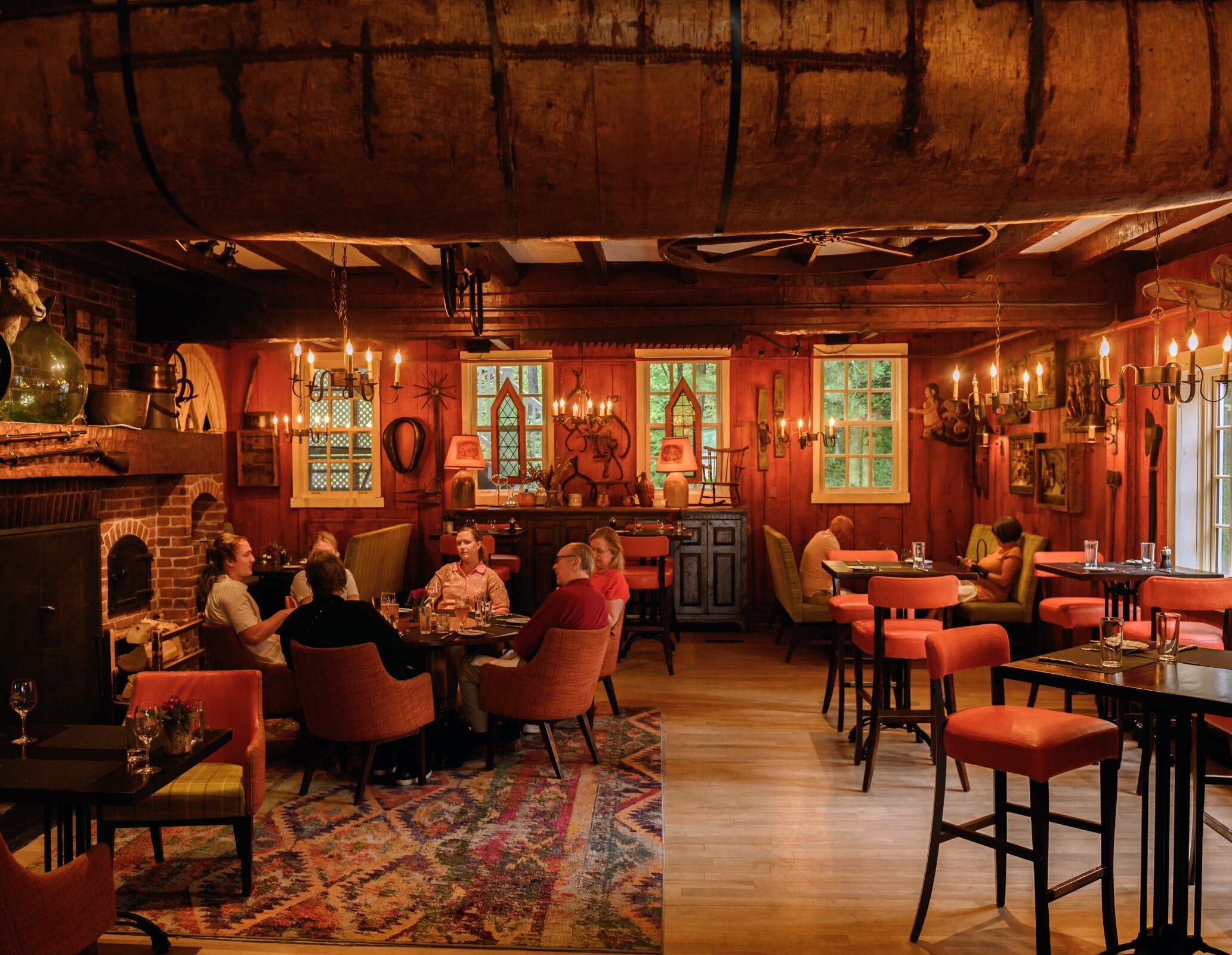 Un bistro avec des grandes fenêtres