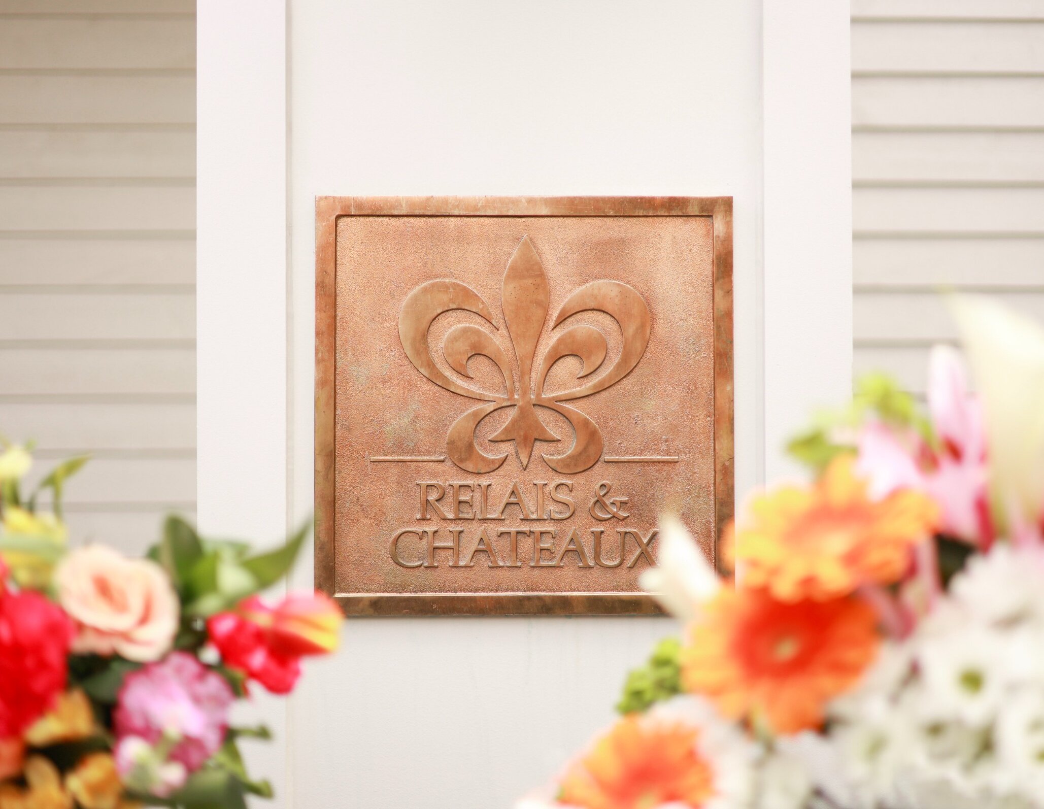 Image of the Relais & Châteaux plaque at the hotel entrance