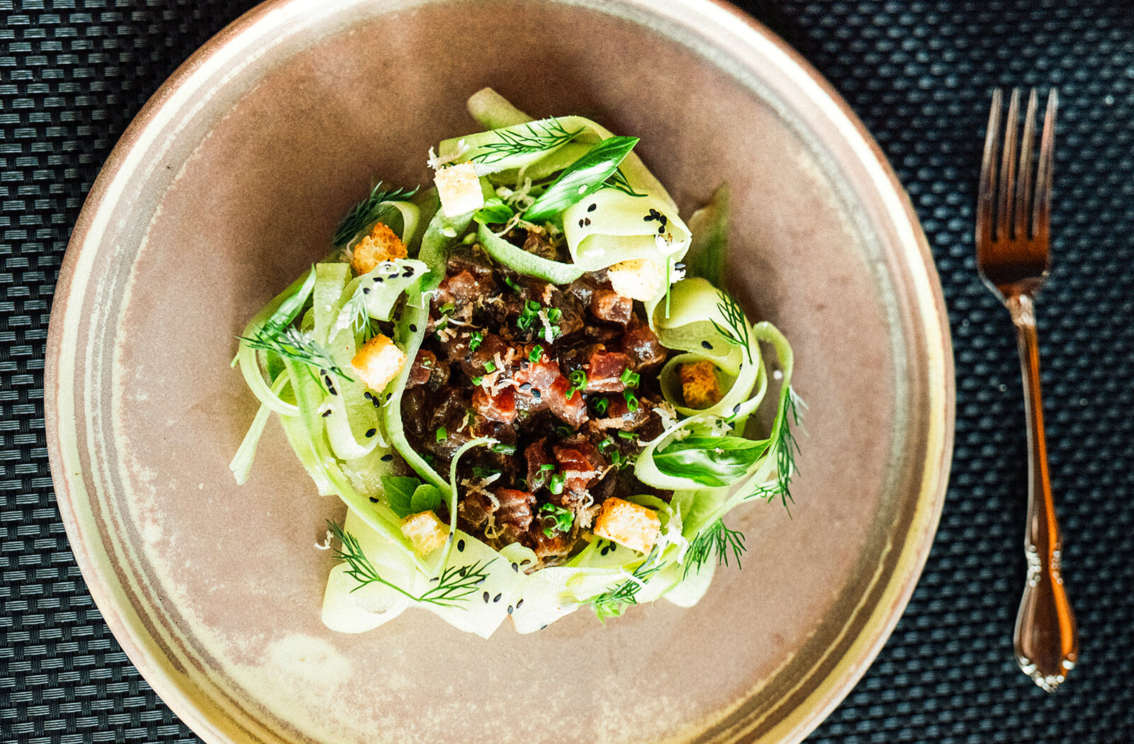 Un tartare de thon dans une assiette