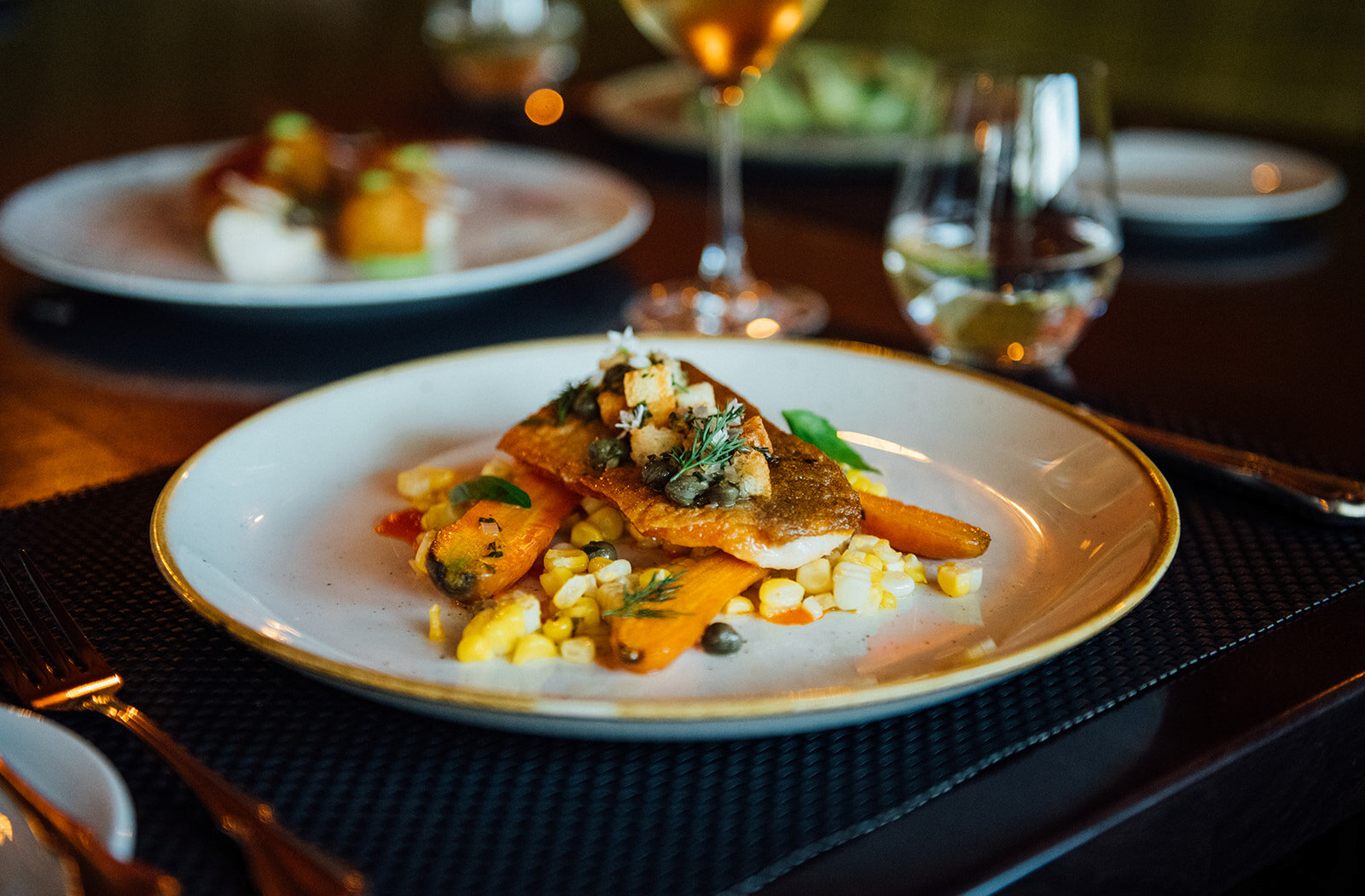 Un morceau de poisson sur des légumes