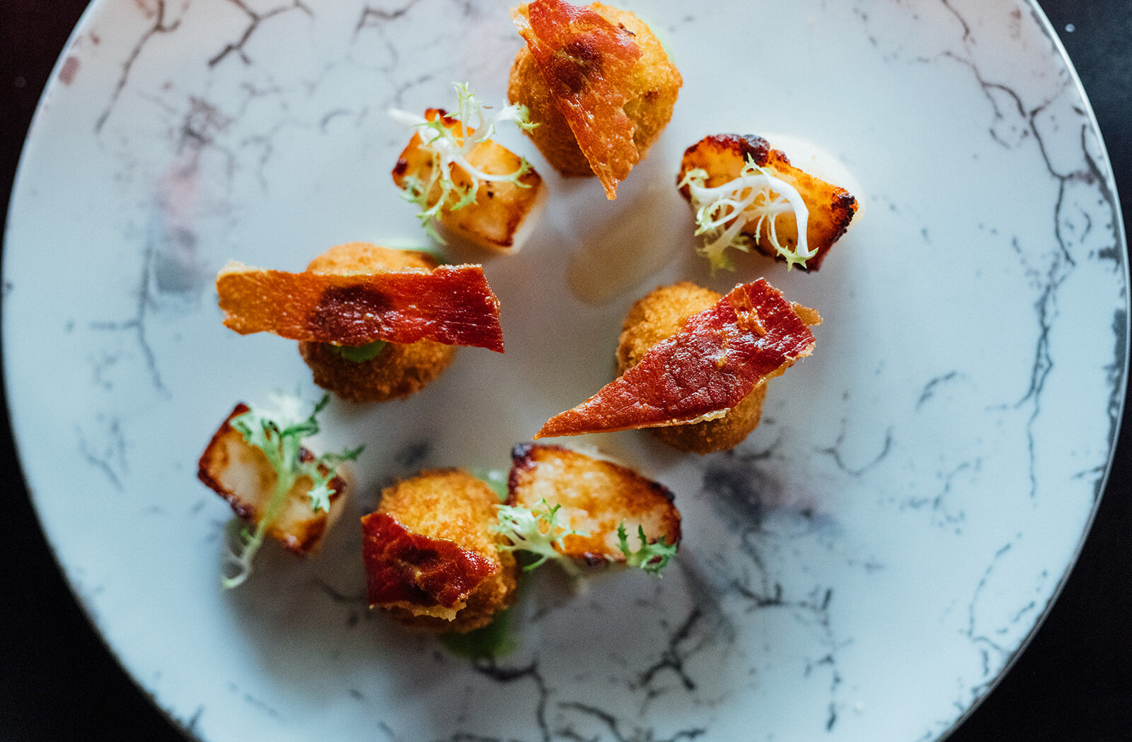 Une entrée sur une belle assiette au motif de marbre