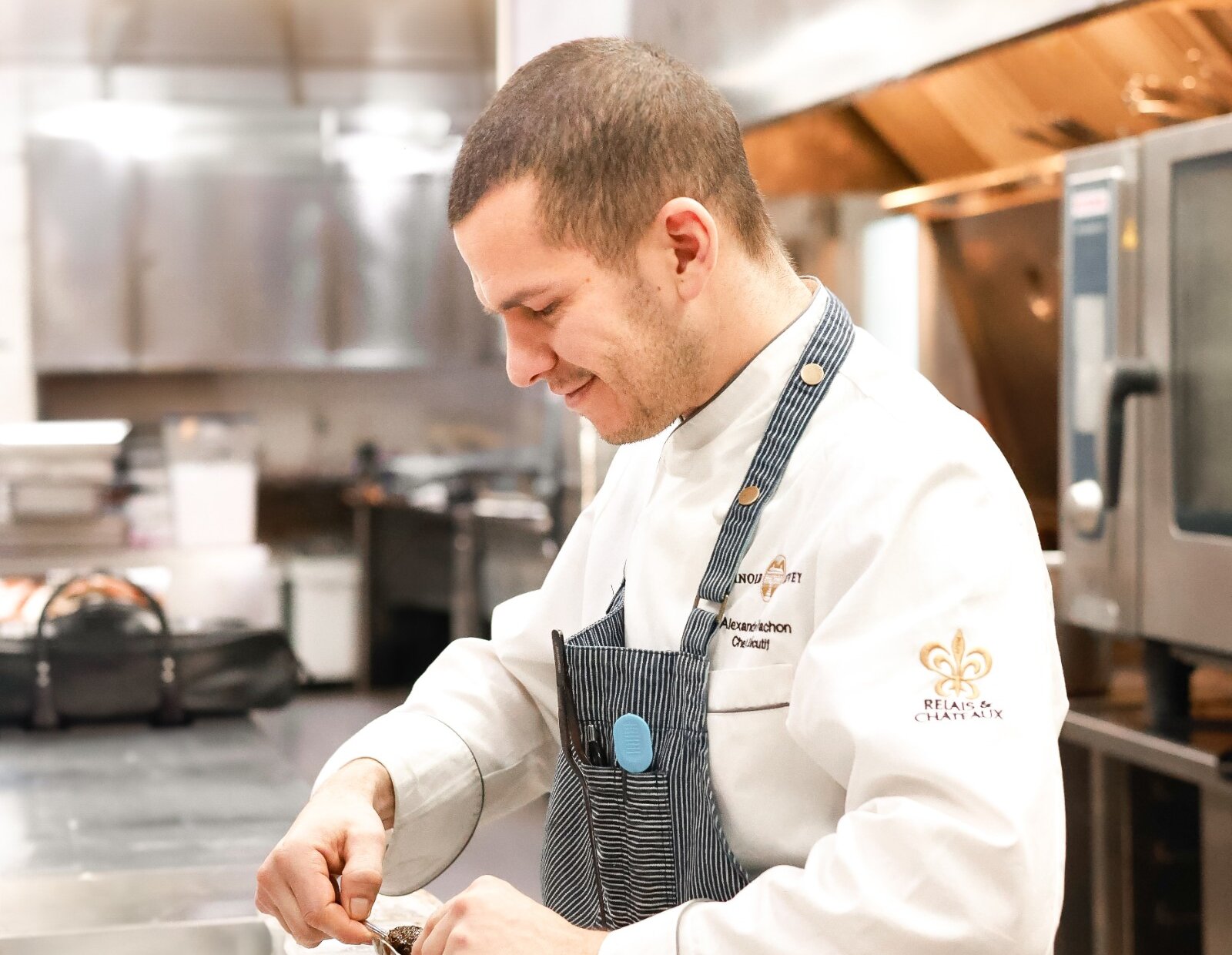 Un chef qui cuisine un bon repas