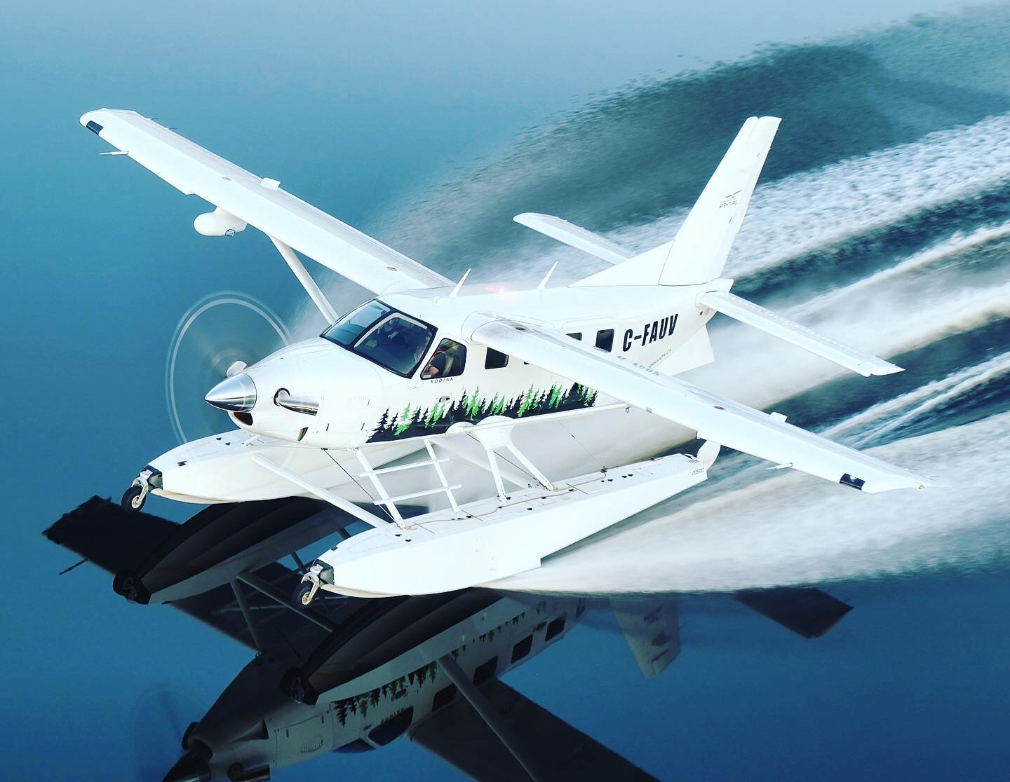 Un hydravion survolant un lac