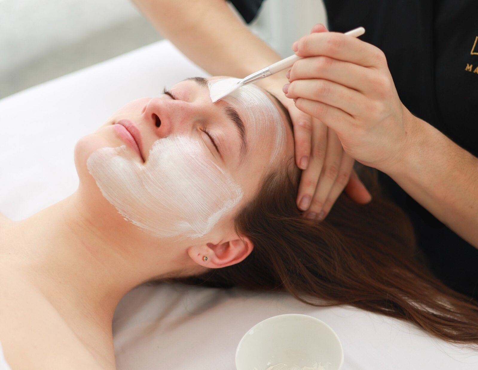 Une femme se repose pendant un soin au spa